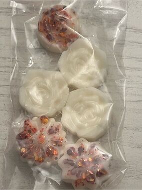 Handmade White Rose & Glitter Wax Melts- Floral Shapes in “Captain Crunch” Scent